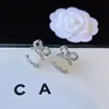 Orecchini di design con ciondoli Orecchini di design per ragazza Gioielli di moda Donne famose Orecchini con strass con borchie di diamanti Bowknot Accessori di marca di lusso Confezione regalo