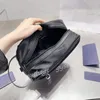 Fall Mens Makeup Bag Designer Cosmetic Bag Black Nylon Liten toalettartikar PAG Make Up Handbag Wash Pouch Fashion Purse Triangle Top 2023