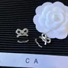 Orecchini di design con ciondoli Orecchini di design per ragazza Gioielli di moda Donne famose Orecchini con strass con borchie di diamanti Bowknot Accessori di marca di lusso Confezione regalo