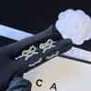 Orecchini di design con ciondoli Orecchini di design per ragazza Gioielli di moda Donne famose Orecchini con strass con borchie di diamanti Bowknot Accessori di marca di lusso Confezione regalo