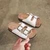 Slipper Spring and Autumn Fashion Children's Cork Slippers pojkar ett ord sandaler och tofflor trendiga flickor strandskor kwn w0217