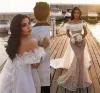 Abiti da sposa eleganti a sirena in pizzo con mantella Sexy spalle scoperte Appliques Perline Farfalla Abito lungo da ricevimento nuziale arabo Dubai Custom Made BC15150