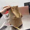 حقيبة ظهر نسائية موضة في الهواء الطلق حقيبة بلون خالص على شكل حرف V بتصميم شعار معدني حقيبة سفر جلدية غير رسمية