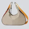 Attache Grote Schoudertas Beige Blauw Canvas Crescent Moon Designer Voor Vrouwen G-vormige Haak Sluiting Ebbenhout Blauw Rood Web Trim Extra Leren Riem Crossbody