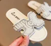Slipper 2023 Летние новые детские тапочки модные жемчужины для девочек сандалии сандалии с бисером принцесса пляжная обувь повседневная детская детская квартира для малышей.