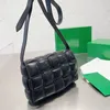 Yastıklı çanta dokuma tofu tek deri flep el çantası omuz crossbody çanta kadın çanta klasik lüks marka flep spong yastık çanta