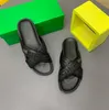 Lyxdesigner vävning av äkta läder Tofflor Herr Sandaler Klassisk toppkvalitet Beach Flat Sliders Slides Sommarsvarta Flip Flops Storlek 38-46 EUR med låda