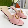 2023 Designer Pure Color Square Toe Slides tofflor Womens Luxury Leather Metal Spänne tillgängliga variation Färger utomhus Högklack Sandaler Ladys stiletto hälskor