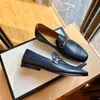 2022 Lyxmärke Penny Loafers män Fritidsskor Slip on Leather Designer Dress skor stor storlek 38-45 Brogue Carving loafer Körfest