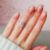 클러스터 반지 randh 18k 18k 화이트 솔리드 골드 2.0ct 라운드 브릴리언트 컷 Moissanite 여자 결혼 약혼 고급스러운 반 밴드 Anversarycl