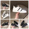 Luxury 23S / S Sneakers da uomo in nappa di vitello Scarpe da ginnastica bianche in pelle nera con logo in rilievo Marchi famosi Scarpe da ginnastica all'aperto Comfort Camminata casual da uomo