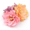 装飾的な花の花輪10pcs/lot 6cm人工シルクカーネーションフラワーヘッドウェディングホームデコレーションディー花嫁花を保持する花のアクセサリー偽の花