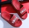 De senaste skorna för män och kvinnor halksäkra slitstarka tofflor med tjock sula många stilar att välja mellan stödjer anpassad logotyp