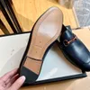 2022 Lyxmärke Penny Loafers män Fritidsskor Slip on Leather Designer Dress skor stor storlek 38-45 Brogue Carving loafer Körfest