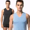 Herentanktops 2023 Silm Ice Silk Less Vest Heren strakke brede schouder V-Neck vast body Building Pak Mens-shirt en broekset