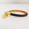 Pulseira de designer de joias de alta qualidade pulseira marrom plana com pingente pulseira de couro pulseira de trava de metal para homens e mulheres casais presente de joias