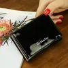 Wallets Pequena carteira de couro feminina Bolsa de laser fofa para fêmeas para cartões Mini Coin Box Passport Capa curta Bolsa