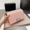 Erkek Moda Kadın Patent Deri Çantalar Klasik Mini Flep Le Yüksek Kaliteli Gümüş Ton Meatl 6 Renk 25c Çok Pochette Messenger Crossbody Luxury_Handbags