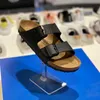 Designer de chinelos alemães BirkinStocks Boken Cork Slippers Arizona Boken Sapatos femininos de botão duplo usam sandálias de casal para fora no verão 13mt