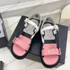 Damen-Sandalen mit Plateau-Absätzen, 4 cm, verstellbare Slingbacks, Schaffell-Hausschuhe, runde Zehenpartie, goldenes Metall, gesteppte Textur, Outdoor-Freizeitschuh, hellgrüne Slides, große Größe