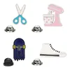 Broşlar 1 parçalı emaye dikiş aletleri makas ayakkabı pimi gömlek yaka torbası çocukluk rozeti karikatür mücevher hediye çocuk arkadaşı