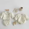 Kläderuppsättningar 4106e Babykläder Syster 2023 Winter Cotton-Padded Embroidered Girl's Two Piece Suit Bread Shorts eller Romper