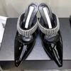 Chaussures à talons hauts en strass pour femmes en 2023 conception été nouvelles sandales à une ligne à talon fin pointu avec des pantoufles en peluche noires Baotou