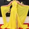 Chersi-Ballerini bar en gul gasväv diamantklädda klänning vid Grammy Awards 2023.
