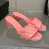 Sandaler Små doftande vind Rombisk rutig tjock häl tofflor 2023 Design Spring and Summer New Gentle Women's Shoes With French Sandals