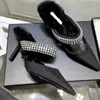 Chaussures à talons hauts en strass pour femmes en 2023 conception été nouvelles sandales à une ligne à talon fin pointu avec des pantoufles en peluche noires Baotou