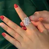 2023 Helt nya bröllopsringar Lyxiga smycken 925 Sterling Silver Princess Cut White Topaz Cz Diamond Gemstones Party Ins Women Open Hollow Justerable Ring Gift