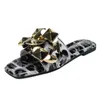 Slipare sommarkvinnor tofflor 2023 Nya modeläder kvinnliga sandaler kik tå platt skor designer leopard strand damer toffler z0220