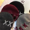 Boinas de moda para mujer, boina con correas de lana, gorros de terciopelo de invierno, correa cruzada para mujer, gorro de pintor cálido a juego para mujer, gorro femenino 1