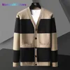 Herrtröjor Herrtröjor Plus Size Black Loose Cardigan Trendy Khaki Striped Korean Fashion Color Contrast Pocket Knit Sweater 022023h