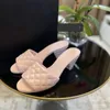 Sandaler Små doftande vind Rombisk rutig tjock häl tofflor 2023 Design Spring and Summer New Gentle Women's Shoes With French Sandals