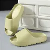 Tofflor Sommar Män Kvinnor Inomhus Cool Mjuk botten Sandaler Trend Lyx Slides Designer Light Beach Shoes Home Tofflor