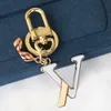Новый Charm Luxury Designer Клажаной Письма Клавиатура Сумка шарм подвесной автомобиль Keyring Gold Key Chain Fashion Mens Women Key Bugle Accessories Pired