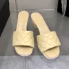 Sandales Petit vent parfumé à carreaux rhombiques pantoufles à talon épais 2023 design printemps et été nouvelles chaussures pour femmes douces avec des sandales françaises