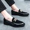 Vestido sapatos de moda italiana sapatos de couro mocassins para homens casuais empresários de sapatos masculino de casamento de casamento preto pontiagudo 230220