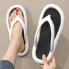 Nowe letnie mężczyźni na świeżym powietrzu Flip Flip Flip Flip Sandal Pary Sandałowe miękkie grube dolne antislip Sole plażowy swobodny dom do domu 220614 Rozmiar36-45