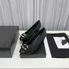 Moda elbise ayakkabıları 2023 kanal kadın dekor zarif ve rahat deri rahat sandalet 03-012