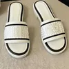 2023 design primavera ed estate nuove piccole fragranze infradito ricamate da donna indossano versatili scarpe romane da spiaggia tacco spesso sals Scarpa libera