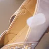 Platte schoenen 2023 babymeisjes bruiloftsfeest goud zilveren parel lage hak lederen bling vlinder-knoop schoolmeisje