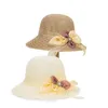 Berretti Cappello da sole da donna estivo Berretto da pescatore Pizzo beige Bowknot Fiori Nastro Flat Top Cappellini da spiaggia di paglia PanamaBerets Pros22