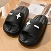 Slippers 2023 Nieuwe Men Home Slippers Grappig plus minus dikke zool badkamer niet -slip zool eva wolkenglaasjes paar zomer strandschoenen z0220