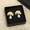 Boucle d'oreille goutte de charme de qualité de luxe 2023 en forme de champignon de couleur blanche et noire en plaqué or 18 carats avec tampon de boîte PS3338