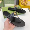 2023 Designer tofflor m￤n kvinnor sandaler kortskor blommor web svart blommor jordgubbe tryck skiva l￤der gummi r￶d sandal sommar platt toffel 35-46