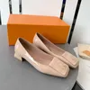 pantofole di lusso designer di marca Sandali da donna con piattaforma cava realizzati con materiali trasparenti scarpe da donna sexy alla moda da spiaggia soleggiata 0218