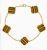 18 Style luksusowa bransoletka projektant biżuterii dla kobiet Four Leaf Cleef Love Charm Bracelets Prezenty Boże Narodzenie Prezent No Fading8829798