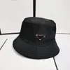 PRA Man Buck Hat Mens Cap Bayan Tasarımcı Kamyoner Şapkalar Erkek Üçgen Rozet Beanie Geniş Kötü Şapkalar Casquettes Unisex Açık Moda Kumandırları Plaj Kapakları